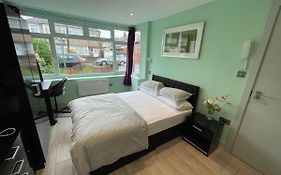 Letzi Ensuite, 15 Min To Heathrow, Fast Wifi